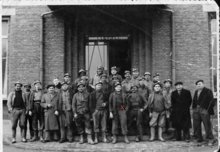 des mineurs devant la fosse  1 � bully dans  les ann�es 1955